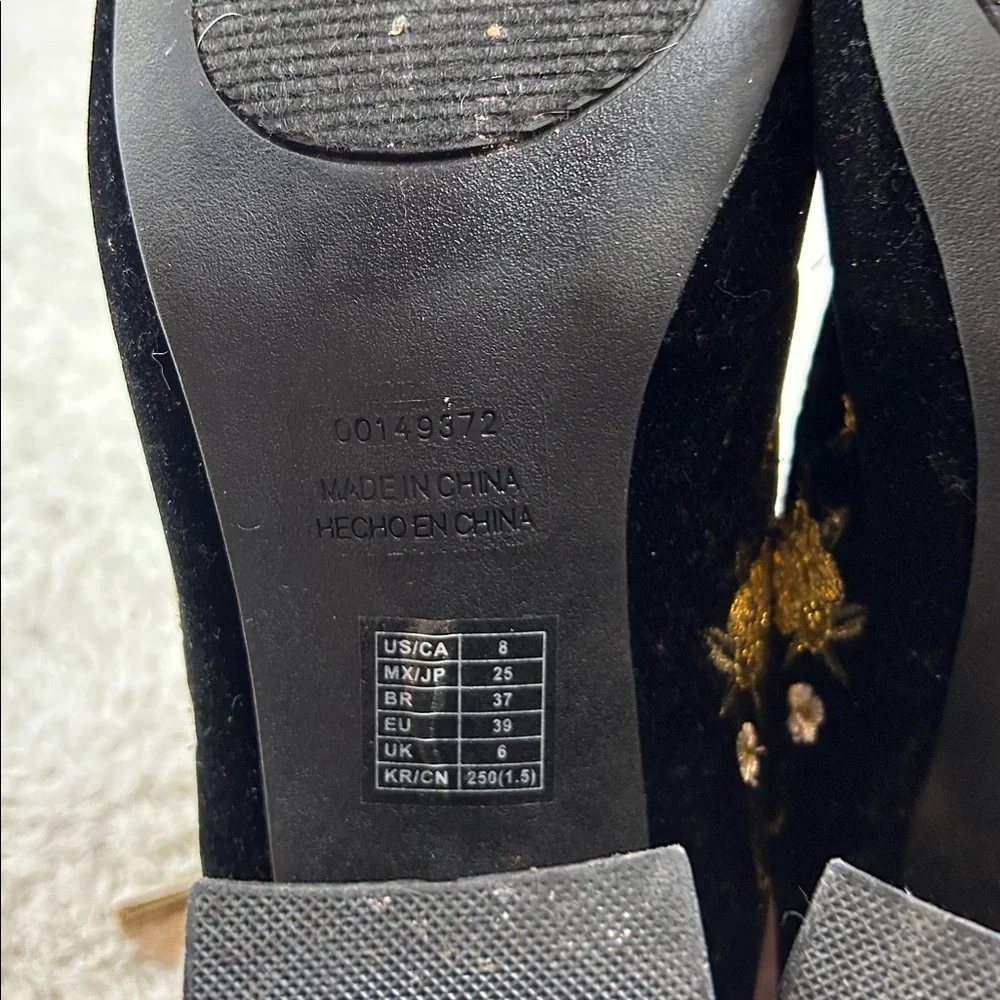 Forever 21 black floral embroidered booties, size‎ 8